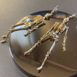 CALACAMANIA Dangling Skull - Skeleton Earrings